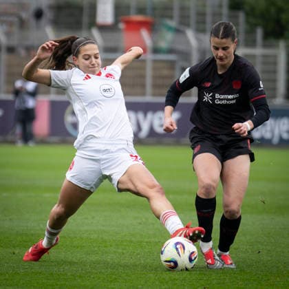 Frauen Fußball-Bundesliga; Bayer 04 Leverkusen - 1. FC Nürnberg, 31.01.2026 Laura Miller (1. FC Nürnberg, 9), Katharina Piljic (Bayer 04 Leverkusen, 6) beim Zweikampf; Bayer 04 Leverkusen - 1. FC Nürnberg an Spieltag 16 der Google Pixel Frauen-Bundesliga am 31.01.2026 im Ulrich-Haberland-Stadion in Leverkusen (Nordrhein-Westfalen). DFL REGULATIONS PROHIBIT ANY USE OF PHOTOGRAPHS AS IMAGE SEQUENCES AND OR QUASI-VIDEO. Copyright: xBEAUTIFULxSPORTS AxelxKohringx