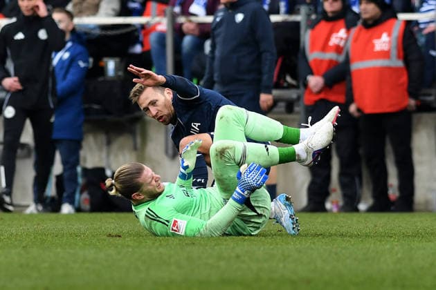 Torwart Loris Karius (FC Schalke 04) und Felix Passlack (VfL Bochum) im Zweikampf waehrend des Spiels der 2. Bundesliga zwischen VfL Bochum und FC Schalke 04, Vonovia Ruhrstadion am 31. January 2026 in Bochum, Deutschland. (Foto von Ralf Treese DeFodi Images) +++ Torwart Loris Karius (FC Schalke 04) und Felix Passlack (VfL Bochum) battle for the ball during the 2. Bundesliga match between VfL Bochum and FC Schalke 04 at Vonovia Ruhrstadion on January 31, 2026 in Bochum, Germany. (Photo by Ralf Treese DeFodi Images) (Photo by Ralf Treese DeFodi Images) -