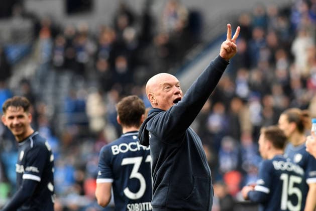 Trainer Uwe Rösler (VfL Bochum) zeigt das Endergebnis 2:0 waehrend des Spiels der 2. Bundesliga zwischen VfL Bochum und FC Schalke 04, Vonovia Ruhrstadion am 31. January 2026 in Bochum, Deutschland. (Foto von Ralf Treese DeFodi Images) +++ Trainer Uwe Rösler (VfL Bochum) gestures during the 2. Bundesliga match between VfL Bochum and FC Schalke 04 at Vonovia Ruhrstadion on January 31, 2026 in Bochum, Germany. (Photo by Ralf Treese DeFodi Images) (Photo by Ralf Treese DeFodi Images) -