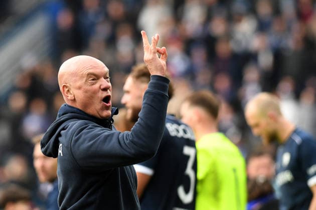 Trainer Uwe Rösler (VfL Bochum) zeigt das Endergebnis 2:0 waehrend des Spiels der 2. Bundesliga zwischen VfL Bochum und FC Schalke 04, Vonovia Ruhrstadion am 31. January 2026 in Bochum, Deutschland. (Foto von Ralf Treese DeFodi Images) +++ Trainer Uwe Rösler (VfL Bochum) gestures during the 2. Bundesliga match between VfL Bochum and FC Schalke 04 at Vonovia Ruhrstadion on January 31, 2026 in Bochum, Germany. (Photo by Ralf Treese DeFodi Images) (Photo by Ralf Treese DeFodi Images) -