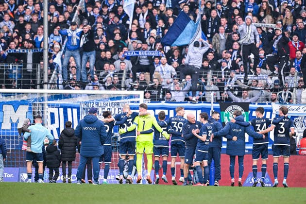 31.01.2026, Fussball, 2. Bundesliga, Saison 2025 2026, 20. Spieltag, VfL Bochum - FC Schalke 04, Die Spieler des VfL Bochum feiern mit den Fans den Heimsieg. xRHR-FOTO YYx