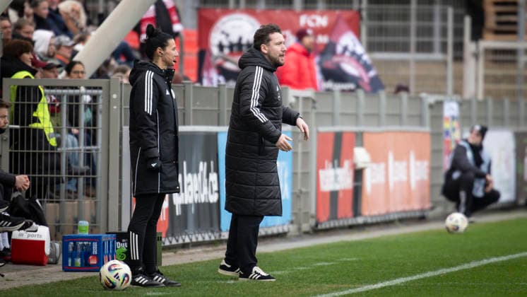 Frauen Fußball-Bundesliga; Bayer 04 Leverkusen - 1. FC Nürnberg, 31.01.2026 Thomas Oostendorp (Cheftrainer 1. FC Nürnberg); Bayer 04 Leverkusen - 1. FC Nürnberg an Spieltag 16 der Google Pixel Frauen-Bundesliga am 31.01.2026 im Ulrich-Haberland-Stadion in Leverkusen (Nordrhein-Westfalen). DFL REGULATIONS PROHIBIT ANY USE OF PHOTOGRAPHS AS IMAGE SEQUENCES AND OR QUASI-VIDEO. Copyright: xBEAUTIFULxSPORTS AxelxKohringx