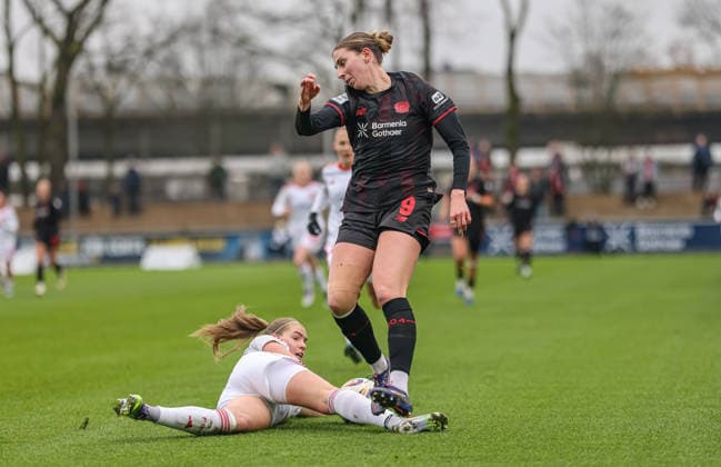 GER, Leverkusen, Bayer Leverkusen vs 1. FC Nürnberg, Google Pixel Frauen Bundesliga, Fussball, DFB, Spielzeit 2025 2026, Ulrich-Haberland-Stadion, 16. Spieltag im Bild v.l.: Beatrix FördÅ‘s (1. FC Nürnberg Frauen 27), Caroline Kehrer (Bayer Leverkusen 9), Zweikampf, Grätsche DFB DFL REGULATIONS PROHIBIT ANY USE OF PHOTOGRAPHS AS IMAGE SEQUENCES AND OR QUASI-VIDEO, 31.01.2026 Copyright: HMBxMedia HendrikxHamelau