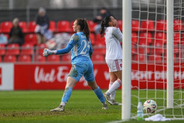 GER, Leverkusen, Bayer Leverkusen vs 1. FC Nürnberg, Google Pixel Frauen Bundesliga, Fussball, DFB, Spielzeit 2025 2026, Ulrich-Haberland-Stadion, 16. Spieltag im Bild: Frust und Enttäuschung bei Lourdes Romero (1. FC Nürnberg Frauen 25) und Clara Fröhlich (1. FC Nürnberg Frauen 5) nach dem Eigentor in Leverkusen DFB DFL REGULATIONS PROHIBIT ANY USE OF PHOTOGRAPHS AS IMAGE SEQUENCES AND OR QUASI-VIDEO, 31.01.2026 Copyright: HMBxMedia HendrikxHamelau