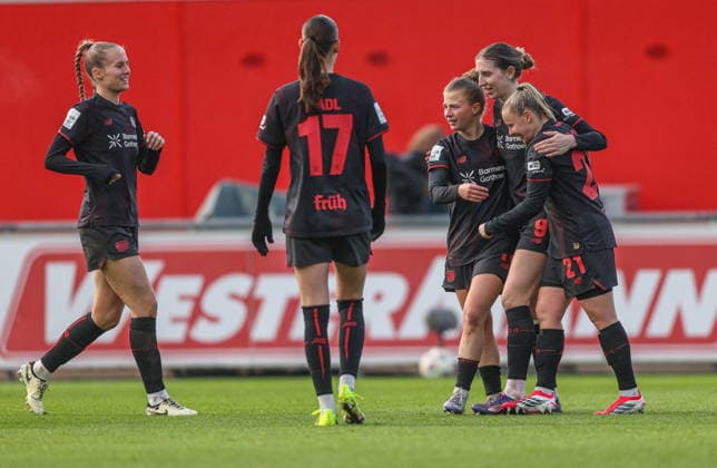 GER, Leverkusen, Bayer Leverkusen vs 1. FC Nürnberg, Google Pixel Frauen Bundesliga, Fussball, DFB, Spielzeit 2025 2026, Ulrich-Haberland-Stadion, 16. Spieltag im Bild: im Tor, Jubel und Freude, Emotionen bei Bayer Leverkusen Frauen, Vanessa Fudalla (Bayer Leverkusen Frauen 21), Kristin Kögel (Bayer Leverkusen 11) DFB DFL REGULATIONS PROHIBIT ANY USE OF PHOTOGRAPHS AS IMAGE SEQUENCES AND OR QUASI-VIDEO, 31.01.2026 Copyright: HMBxMedia HendrikxHamelau