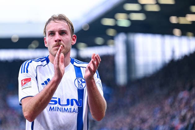31.01.2026, Fussball, 2. Bundesliga, Saison 2025 2026, 20. Spieltag, VfL Bochum - FC Schalke 04, Timo Becker (FC Schalke 04) bedankt sich bei den Fans für die Unterstützung. xRHR-FOTO YYx