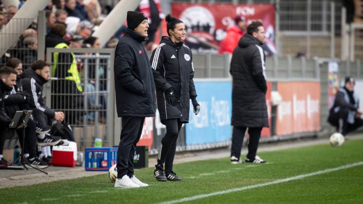 Frauen Fußball-Bundesliga; Bayer 04 Leverkusen - 1. FC Nürnberg, 31.01.2026 Roberto Pätzold (Cheftrainer Bayer 04 Leverkusen); Bayer 04 Leverkusen - 1. FC Nürnberg an Spieltag 16 der Google Pixel Frauen-Bundesliga am 31.01.2026 im Ulrich-Haberland-Stadion in Leverkusen (Nordrhein-Westfalen). DFL REGULATIONS PROHIBIT ANY USE OF PHOTOGRAPHS AS IMAGE SEQUENCES AND OR QUASI-VIDEO. Copyright: xBEAUTIFULxSPORTS AxelxKohringx