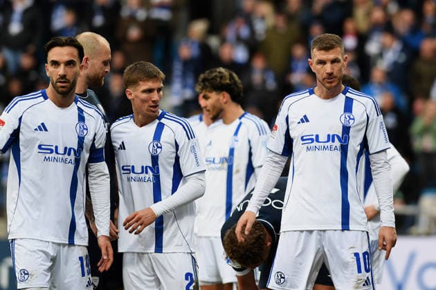Edin Dzeko (FC Schalke 04) schaut waehrend des Spiels der 2. Bundesliga zwischen VfL Bochum und FC Schalke 04, Vonovia Ruhrstadion am 31. January 2026 in Bochum, Deutschland. (Foto von Ralf Treese DeFodi Images) +++ Edin Dzeko (FC Schalke 04) looks on during the 2. Bundesliga match between VfL Bochum and FC Schalke 04 at Vonovia Ruhrstadion on January 31, 2026 in Bochum, Germany. (Photo by Ralf Treese DeFodi Images) (Photo by Ralf Treese DeFodi Images) -