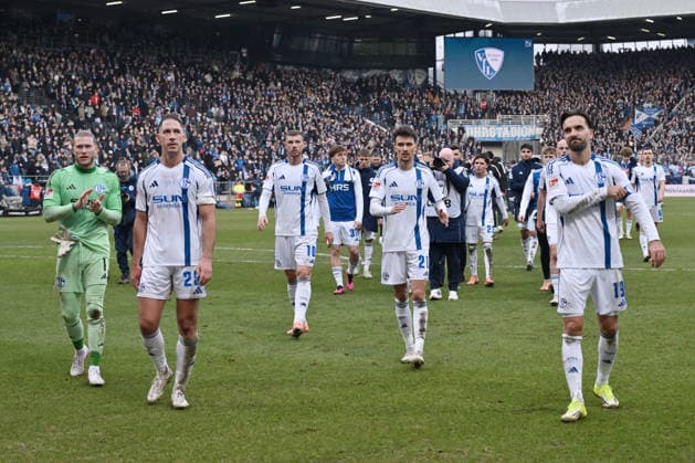 Schalkes Spieler nach der Niederlage, v.li., Torwart Loris Karius (Schalke 04), Nikola Katic (FC Schalke 04), Edin Dzeko (FC Schalke 04), Dejan Ljubicic (FC Schalke 04), Kenan Karaman (FC Schalke 04) 31.01.2026, Fussball 2. Bundesliga, Saison 2025 2026, 20. Spieltag, VfL Bochum - FC Schalke 04 DFL regulations prohibit any use of photographs as image sequences and or quasi-video Bochum Vonovia Ruhrstadion Nordrhein Westfalen Deutschland