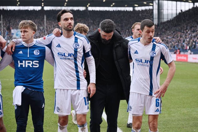 Ron Schallenberg (FC Schalke 04), Trainer Miron Muslic (FC Schalke 04), Kenan Karaman (FC Schalke 04), v.re., nach dem Spiel 31.01.2026, Fussball 2. Bundesliga, Saison 2025 2026, 20. Spieltag, VfL Bochum - FC Schalke 04 DFL regulations prohibit any use of photographs as image sequences and or quasi-video Bochum Vonovia Ruhrstadion Nordrhein Westfalen Deutschland