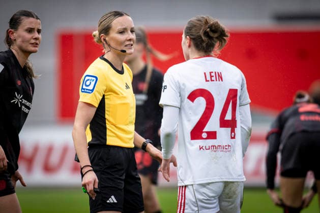 Frauen Fußball-Bundesliga; Bayer 04 Leverkusen - 1. FC Nürnberg, 31.01.2026 Fabienne Michel (Gau-Odernheim) spricht mit Nastassja Lein (1. FC Nürnberg, 24); Bayer 04 Leverkusen - 1. FC Nürnberg an Spieltag 16 der Google Pixel Frauen-Bundesliga am 31.01.2026 im Ulrich-Haberland-Stadion in Leverkusen (Nordrhein-Westfalen). DFL REGULATIONS PROHIBIT ANY USE OF PHOTOGRAPHS AS IMAGE SEQUENCES AND OR QUASI-VIDEO. Copyright: xBEAUTIFULxSPORTS AxelxKohringx