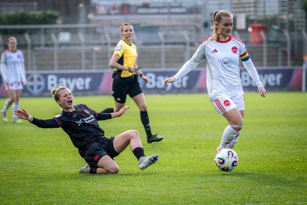 Frauen Fußball-Bundesliga; Bayer 04 Leverkusen - 1. FC Nürnberg, 31.01.2026 Kristin Kögel (Bayer 04 Leverkusen, 11) geht zu Boden; Bayer 04 Leverkusen - 1. FC Nürnberg an Spieltag 16 der Google Pixel Frauen-Bundesliga am 31.01.2026 im Ulrich-Haberland-Stadion in Leverkusen (Nordrhein-Westfalen). DFL REGULATIONS PROHIBIT ANY USE OF PHOTOGRAPHS AS IMAGE SEQUENCES AND OR QUASI-VIDEO. Copyright: xBEAUTIFULxSPORTS AxelxKohringx