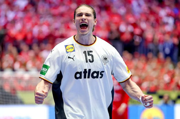 30.01.2026, Handball, Men s EHF EURO 2026, Deutschland - Kroatien, Jyske Bank Boxen in Herning, Dänemark, Semi Finals: Juri Knorr (Germany 15) jubelnd gestikulierend auf dem Spielfeld Dänemark