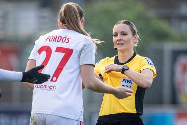 Frauen Fußball-Bundesliga; Bayer 04 Leverkusen - 1. FC Nürnberg, 31.01.2026 Fabienne Michel (Gau-Odernheim) zieht die gelbe Karte; Bayer 04 Leverkusen - 1. FC Nürnberg an Spieltag 16 der Google Pixel Frauen-Bundesliga am 31.01.2026 im Ulrich-Haberland-Stadion in Leverkusen (Nordrhein-Westfalen). DFL REGULATIONS PROHIBIT ANY USE OF PHOTOGRAPHS AS IMAGE SEQUENCES AND OR QUASI-VIDEO. Copyright: xBEAUTIFULxSPORTS AxelxKohringx