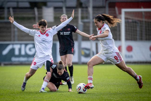 Frauen Fußball-Bundesliga; Bayer 04 Leverkusen - 1. FC Nürnberg, 31.01.2026 Aneta Palaskova (1. FC Nürnberg, 26), Kristin Kögel (Bayer 04 Leverkusen, 11) fallend, Laura Miller (1. FC Nürnberg, 9) am Ball; Bayer 04 Leverkusen - 1. FC Nürnberg an Spieltag 16 der Google Pixel Frauen-Bundesliga am 31.01.2026 im Ulrich-Haberland-Stadion in Leverkusen (Nordrhein-Westfalen). DFL REGULATIONS PROHIBIT ANY USE OF PHOTOGRAPHS AS IMAGE SEQUENCES AND OR QUASI-VIDEO. Copyright: xBEAUTIFULxSPORTS AxelxKohringx