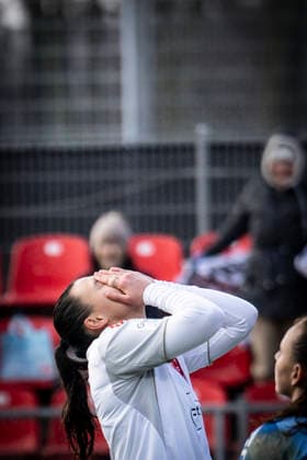 Frauen Fußball-Bundesliga; Bayer 04 Leverkusen - 1. FC Nürnberg, 31.01.2026 Clara Fröhlich (1. FC Nürnberg, 5) trifft ins eigene Tor zum 2:0; Bayer 04 Leverkusen - 1. FC Nürnberg an Spieltag 16 der Google Pixel Frauen-Bundesliga am 31.01.2026 im Ulrich-Haberland-Stadion in Leverkusen (Nordrhein-Westfalen). DFL REGULATIONS PROHIBIT ANY USE OF PHOTOGRAPHS AS IMAGE SEQUENCES AND OR QUASI-VIDEO. Copyright: xBEAUTIFULxSPORTS AxelxKohringx