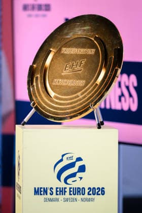 Herning: Handball EM 2026 - Media Day - Deutschland Schale Pokal Europameister, Men™s EHF Euro 2026, Gold Herning Jyske Bank Boxen Daenemark