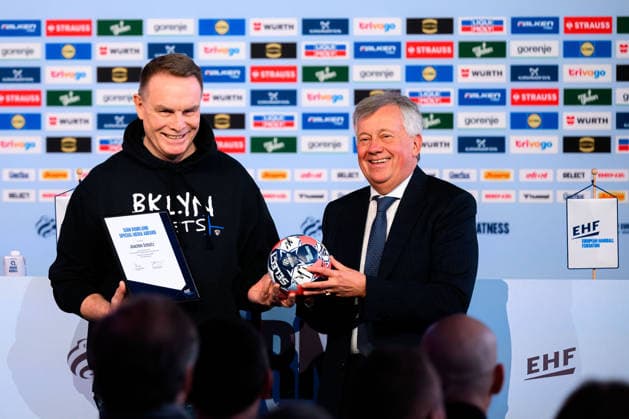 Herning: Handball EM 2026 - Media Day - Deutschland v.li. Joachim Schütz, EHF Präsident Michael Wiederer Herning Jyske Bank Boxen Daenemark