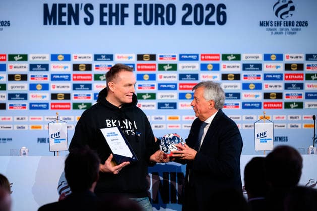 Herning: Handball EM 2026 - Media Day - Deutschland v.li. Joachim Schütz, EHF Präsident Michael Wiederer Herning Jyske Bank Boxen Daenemark