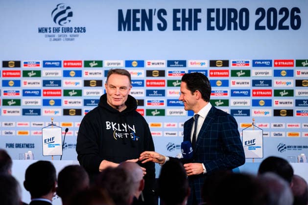 Herning: Handball EM 2026 - Media Day - Deutschland v.li. Joachim Schütz, Thomas Schöneich, EHF Direktor Medien und Kommunikation Herning Jyske Bank Boxen Daenemark
