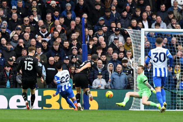 Brighton and Hove Albion v Everton, Premier League Kaoru Mitoma Midfielder of Brighton and Hove Albion almost opens the scoring but sees his shot go just wide of the post during the Premier League match between Brighton and Hove Albion and Everton at the American Express Stadium, Brighton and Hove, UK on 31 January 2026. Brighton and Hove American Express Stadium East Sussex UK Editorial use only DataCo restrictions apply See www.football-dataco.com , Copyright: xJeffxMoodx PSI-23658-0042
