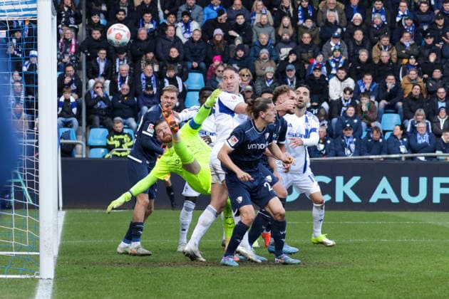 31.01.2026, xgrfx, Fussball 2.Bundesliga, VfL Bochum - FC Schalke 04 v.l. irreguläres Tor, Nikola Katic (FC Schalke 04) (DFL DFB REGULATIONS PROHIBIT ANY USE OF PHOTOGRAPHS as IMAGE SEQUENCES and or QUASI-VIDEO) Bochum