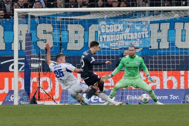 31.01.2026, xgrfx, Fussball 2.Bundesliga, VfL Bochum - FC Schalke 04 v.l. Nikola Katic (FC Schalke 04), Felix Passlack (VfL Bochum), Loris Karius (FC Schalke 04) (DFL DFB REGULATIONS PROHIBIT ANY USE OF PHOTOGRAPHS as IMAGE SEQUENCES and or QUASI-VIDEO) Bochum