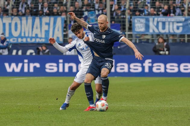 31.01.2026, xgrfx, Fussball 2.Bundesliga, VfL Bochum - FC Schalke 04 v.l. Mertcan Ayhan (FC Schalke 04), Philipp Hofmann (VfL Bochum) (DFL DFB REGULATIONS PROHIBIT ANY USE OF PHOTOGRAPHS as IMAGE SEQUENCES and or QUASI-VIDEO) Bochum