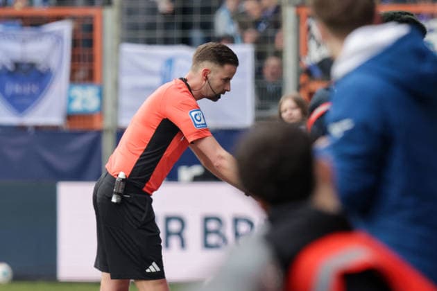31.01.2026, xgrfx, Fussball 2.Bundesliga, VfL Bochum - FC Schalke 04 v.l. Tor von Kenan Karaman wird nach Videoüberprüfung von Schiedsrichter Michael Bacher aberkannt. (FC Schalke 04) (DFL DFB REGULATIONS PROHIBIT ANY USE OF PHOTOGRAPHS as IMAGE SEQUENCES and or QUASI-VIDEO) Bochum