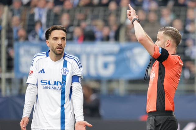 31.01.2026, xgrfx, Fussball 2.Bundesliga, VfL Bochum - FC Schalke 04 v.l. Tor von Kenan Karaman wird nach Videoüberprüfung von Schiedsrichter Michael Bacher aberkannt. (FC Schalke 04) (DFL DFB REGULATIONS PROHIBIT ANY USE OF PHOTOGRAPHS as IMAGE SEQUENCES and or QUASI-VIDEO) Bochum