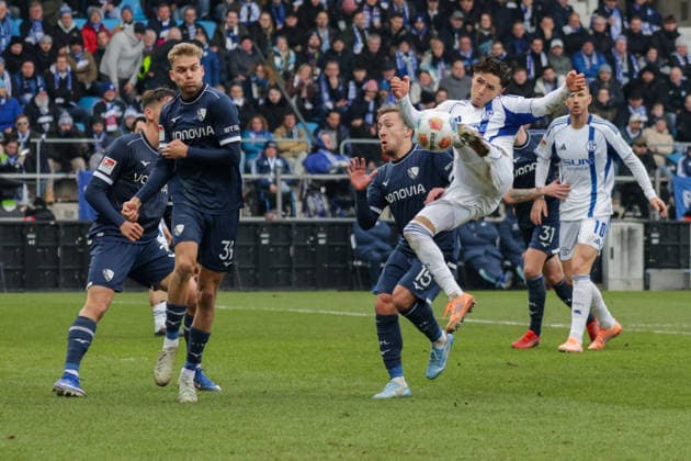31.01.2026, xgrfx, Fussball 2.Bundesliga, VfL Bochum - FC Schalke 04 v.l. Cajetan Lenz (VfL Bochum), Souifane El-Fazoui (FC Schalke 04) (DFL DFB REGULATIONS PROHIBIT ANY USE OF PHOTOGRAPHS as IMAGE SEQUENCES and or QUASI-VIDEO) Bochum