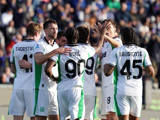 Sassuolo s players celebrates after own goal Pisa s Antonio Caracciolo during the Serie A soccer match between Pisa and Sassuolo at the Cetilar Arena Romeo Anconetani Stadium in Pisa; Center West Italy; Tuesday January 31; 2026 ; Soccer  Copyright: xAlessandroxLaxRocca LaPressex