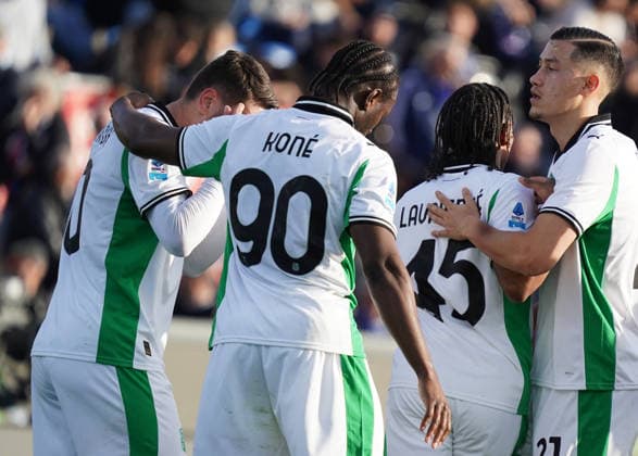 Sassuolo s players celebrates after own goal Pisa s Antonio Caracciolo during the Serie A soccer match between Pisa and Sassuolo at the Cetilar Arena Romeo Anconetani Stadium in Pisa; Center West Italy; Tuesday January 31; 2026 ; Soccer  Copyright: xAlessandroxLaxRocca LaPressex