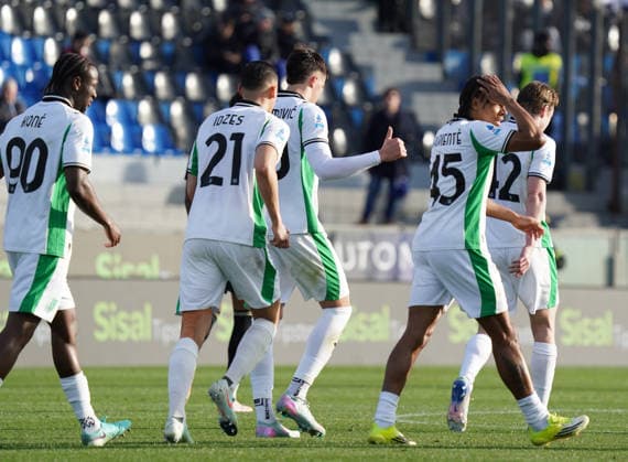Sassuolo s players celebrates after own goal Pisa s Antonio Caracciolo during the Serie A soccer match between Pisa and Sassuolo at the Cetilar Arena Romeo Anconetani Stadium in Pisa; Center West Italy; Tuesday January 31; 2026 ; Soccer  Copyright: xAlessandroxLaxRocca LaPressex