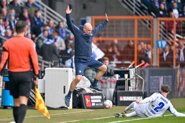 Uwe Rösler Roesler (Bochum) springt hoch und versucht damit Felipe Sanchez (Schalke 2) auszuweichen 31.01.2026 Fussball VfL Bochum vs FC Schalke 04, Vonovia Ruhrstadion, Bochum, DFB DFL REGULATIONS PROHIBIT ANY USE OF PHOTOGRAPHS AS IMAGE SEQUENCES AND OR QUASI-VIDEO