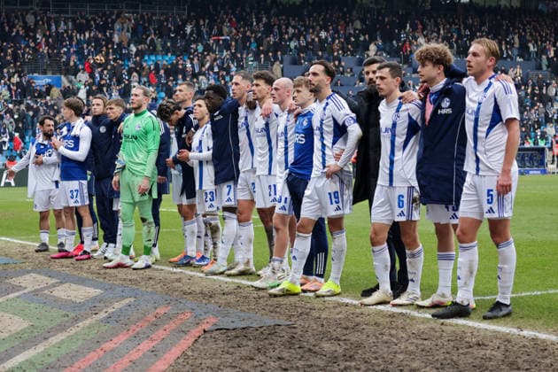 31.01.2026, xgrfx, Fussball 2.Bundesliga, VfL Bochum - FC Schalke 04 v.l. Die Mannschaft enttäuscht bei den Fans nach der Niederlage gegen den VfL Bochum. (FC Schalke 04) (DFL DFB REGULATIONS PROHIBIT ANY USE OF PHOTOGRAPHS as IMAGE SEQUENCES and or QUASI-VIDEO) Bochum