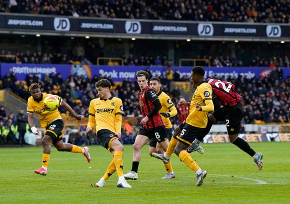 Wolverhampton, England, 31st January 2026. Eli Junior Kroupi of Bournemouth scores the first goal during the Wolverhampton Wanderers vs AFC Bournemouth Premier League match at Molineux, Wolverhampton. Picture credit should read: Andrew Yates Sportimage EDITORIAL USE ONLY. No use with unauthorised audio, video, data, fixture lists, club league logos or live services. Online in-match use limited to 120 images, no video emulation. No use in betting, games or single club league player publications. SPI_031_AY_Wolves_Bmouth SPI-4493-0031