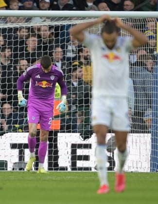 Goalkeeper Karl Darlow of Leeds United looks dejected after scoring an own goal 0-2 Leeds United v Arsenal, Premier League, Football, Elland Road, Leeds, UK - 31 Jan 2026Leeds Elland Road United Kingdom EDITORIAL USE ONLY No use with unauthorised audio, video, data, fixture lists, club league logos or live services. Online in-match use limited to 120 images, no video emulation. No use in betting, games or single club league player publications. Copyright: xGreigxCowie Shutterstockx 16496741ai