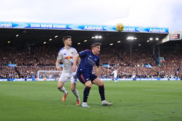 Football - Premier League - Leeds United v Arsenal 31st January 2026 - Premier League - Leeds United v Arsenal - Viktor Gyokeres of Arsenal battles with Anton Stach of Leeds United - Photo: Simon Stacpoole Offside. Leeds UK Copyright: xSimonxStacpoolexOffside