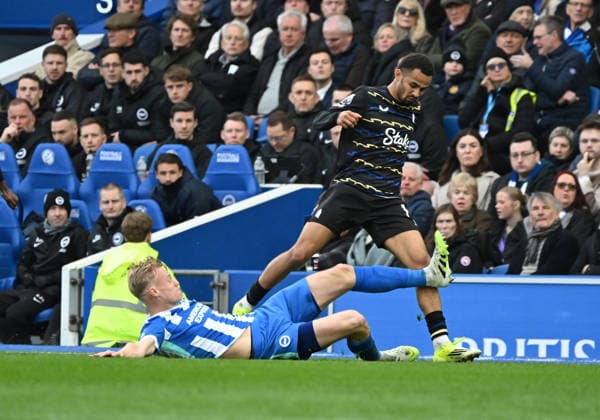 Jan Paul van Hecke of Brighton slides in to stop Iliman Ndiaye of Everton in his tracks during the Premier League match between Brighton and Hove Albion and Everton at the American Express Stadium, Brighton UK - Saturday 31st January 2026 Brighton v Everton Premier League Football, Amex Stadium, Sussex, UK - 31 Jan 2026Brighton Amex Stadium Sussex United Kingdom Editorial use only. No merchandising. For Football images FA and Premier League restrictions apply inc. no internet mobile usage without FAPL license - for details contact Football Dataco  Copyright: xLizxFinlayson TPI Shutterstockx 16497437t