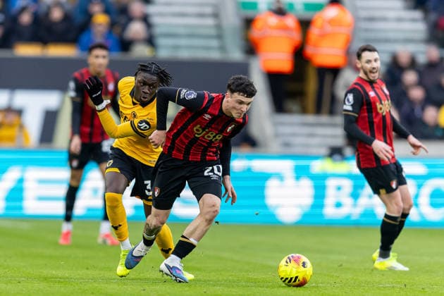 Wolverhampton Wanderers v Bournemouth, Premier League Bournemouth defender Alex Jimenez (20) runs forward with ball during the Premier League match between Wolverhampton Wanderers and Bournemouth at Molineux, Wolverhampton, UK on 31 January 2026. Wolverhampton Molineux West Midlands UK Editorial use only DataCo restrictions apply See www.football-dataco.com , Copyright: xManjitxNarotrax PSI-23661-0015