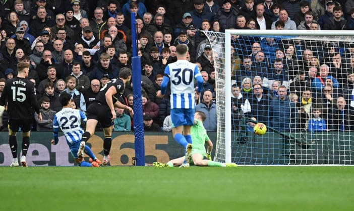 Kaoru Mitoma of Brighton beats Jordan Pickford of Everton but his shot goes wide during the Premier League match between Brighton and Hove Albion and Everton at the American Express Stadium, Brighton UK - Saturday 31st January 2026 Brighton v Everton Premier League Football, Amex Stadium, Sussex, UK - 31 Jan 2026Brighton Amex Stadium Sussex United Kingdom Editorial use only. No merchandising. For Football images FA and Premier League restrictions apply inc. no internet mobile usage without FAPL license - for details contact Football Dataco  Copyright: xLizxFinlayson TPI Shutterstockx 16497437aa
