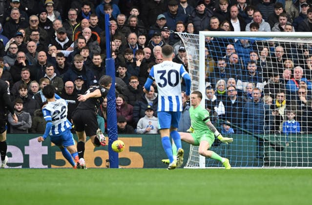Kaoru Mitoma of Brighton beats Jordan Pickford of Everton but his shot goes wide during the Premier League match between Brighton and Hove Albion and Everton at the American Express Stadium, Brighton UK - Saturday 31st January 2026 Brighton v Everton Premier League Football, Amex Stadium, Sussex, UK - 31 Jan 2026Brighton Amex Stadium Sussex United Kingdom Editorial use only. No merchandising. For Football images FA and Premier League restrictions apply inc. no internet mobile usage without FAPL license - for details contact Football Dataco  Copyright: xLizxFinlayson TPI Shutterstockx 16497437ab