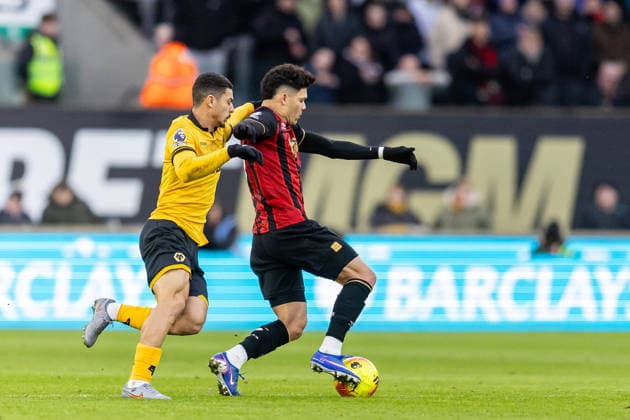 Wolverhampton Wanderers v Bournemouth, Premier League Bournemouth forward Evanilson (9) battles for possession during the Premier League match between Wolverhampton Wanderers and Bournemouth at Molineux, Wolverhampton, UK on 31 January 2026. Wolverhampton Molineux West Midlands UK Editorial use only DataCo restrictions apply See www.football-dataco.com , Copyright: xManjitxNarotrax PSI-23661-0025