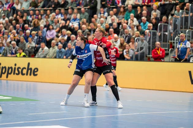 HSG Blomberg-Lippe (GER) vs. BSV Sachsen Zwickau (GER), Handball, 1. Handball Bundesliga Frauen, 15. Spieltag, 31.1.2026, Saision 2025 2026, Blomberg Diana Magnusdottir (HSG Blomberg-Lippe, 07) in der Verteidigung gegen Laura Szabo (BSV Sachsen Zwickau, 06) Blomberg Sporthalle an der Ulmenallee Deutschland