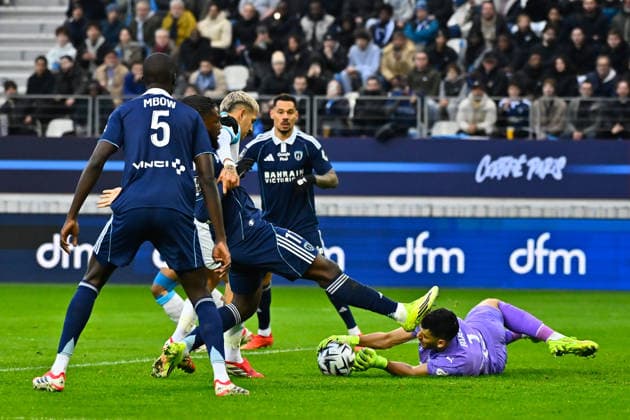 FOOTBALL : Paris FC vs Marseille - Ligue 1 - 31 01 2026 Krasso Jean Philippe ( 11 - PFC ) and Geronimo Rulli ( 1 - Olympique Marseille ) during the Ligue 1 match between Paris FC and Olympique de Marseille at Stade Jean Bouin on January 31, 2026 in Paris, France. ( Photo by Federico Pestellini PsnewZ ) - ParisFrance  Copyright: xFedericoxPestellinix