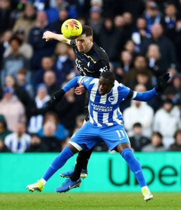 Michael Keane of Everton and Yankuba Minteh of Brighton and Hove Albion. Brighton and Hove Albion v Everton, Premier League, Football, American Express Community Stadium, Brighton, UK - 31 Jan 2026Brighton American Express Community Stadi United Kingdom EDITORIAL USE ONLY No use with unauthorised audio, video, data, fixture lists, club league logos or live services. Online in-match use limited to 120 images, no video emulation. No use in betting, games or single club league player publications. Copyright: xJamesxMarsh Shutterstockx 16496734aj