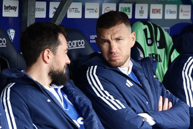 Bochum, Germany, 31.01.26, Amin Younes (FC Schalke 04) und Edin Dzeko (FC Schalke 04) auf der Ersatzbank während des Spiels der 2. Bundesliga zwischen VfL 1848 Bochum - FC Schalke 04 im Vonovia Ruhrstadion in Bochum. (Photo by Joachim Bywaletz) DFB DFL REGULATIONS PROHIBIT ANY USE OF PHOTOGRAPHS AS IMAGE SEQUENCES AND OR QUASI-VIDEO.
