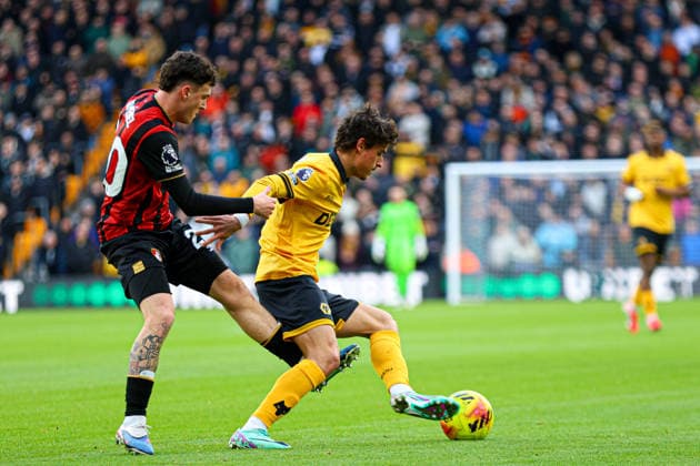 Hugo Bueno (3 Wolves) on the ball during the Premier League football match between Wolverhampton Wanderers and Bournemouth at Molineux stadium in Wolverhampton, England Copyright: xNataliexMincher SPPx Sportspressphoto_SPR87271