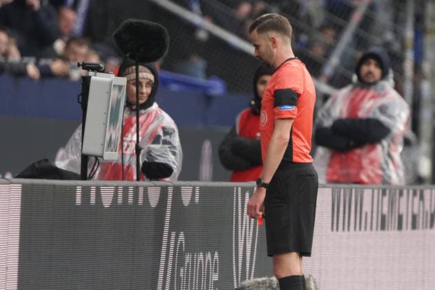 Fussball, 2..BL saison 2025 2026 VFL Bochum vs FC Schalke 04 , 31.01.2026, Vonovia Ruhrstadion Bochum Michael Bacher , Video Beweis anschauen